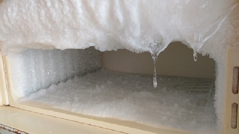 Причины образования снега на задней стенке холодильника Атлант и как с этим бороться